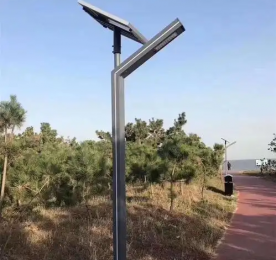 青島 自主設計與生產100w太陽能路燈價格表